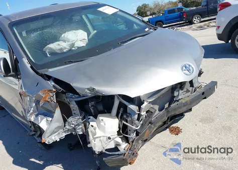 2013 Toyota Sienna Le V6 8 Passenger z USA, uszkodzony, nr VIN 5TDKK3DC9DS348617